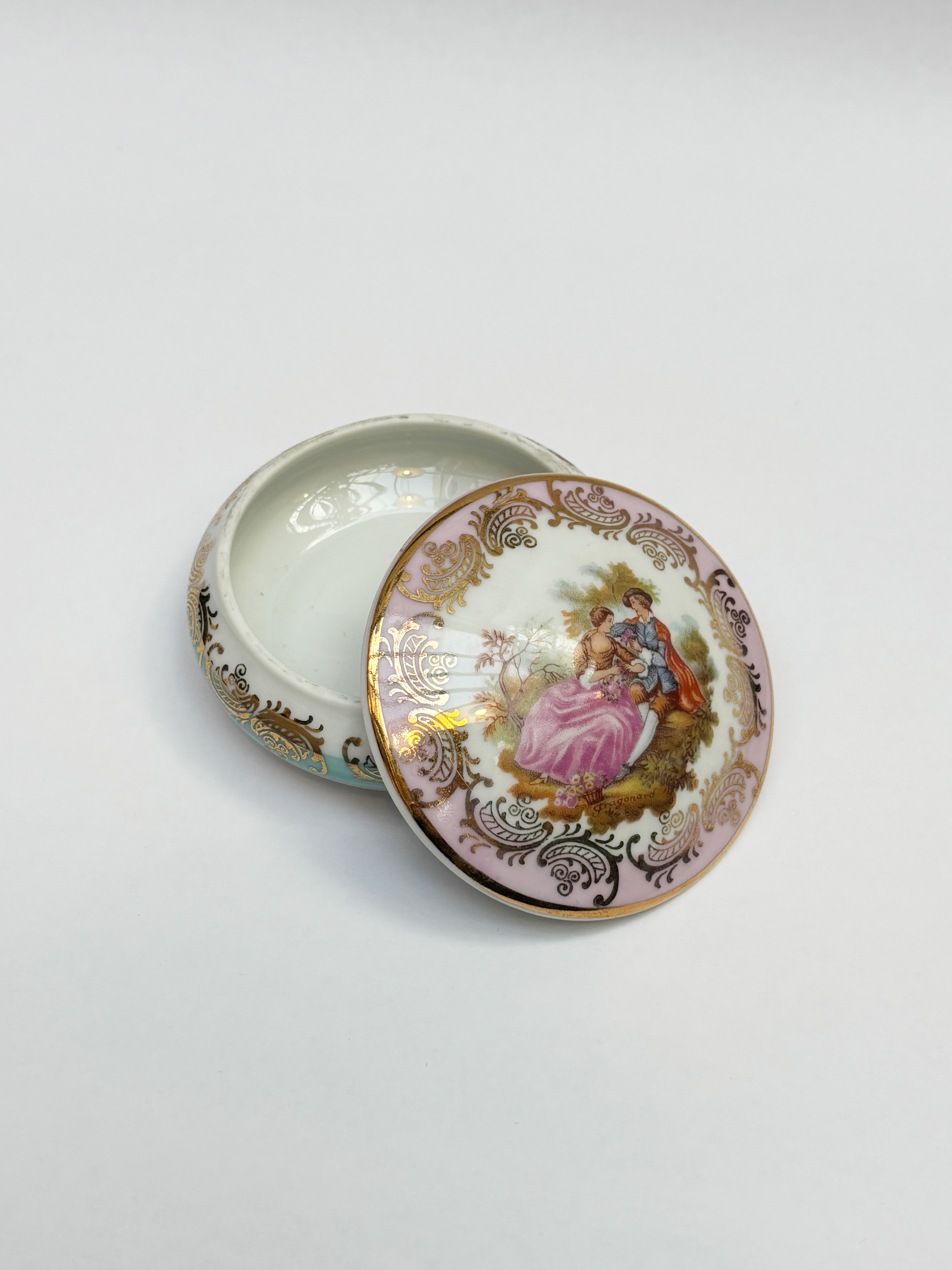 Porcelain box
